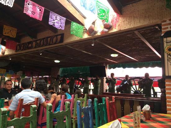 restaurante con mariachi en vivo cerca de mi